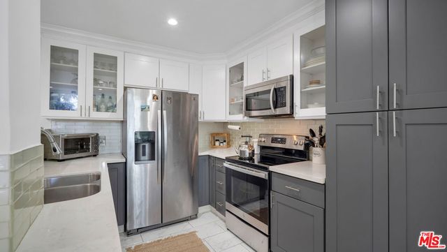 100 S Doheny Drive 221, Los Angeles, CA 90048