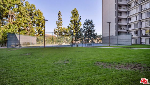 100 S Doheny Drive 221, Los Angeles, CA 90048