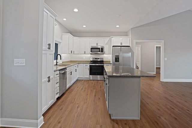 81 Belvior CIR, Moneta, VA 24121