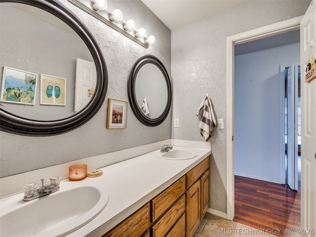 11702 S Gum Avenue, Jenks, OK 74037