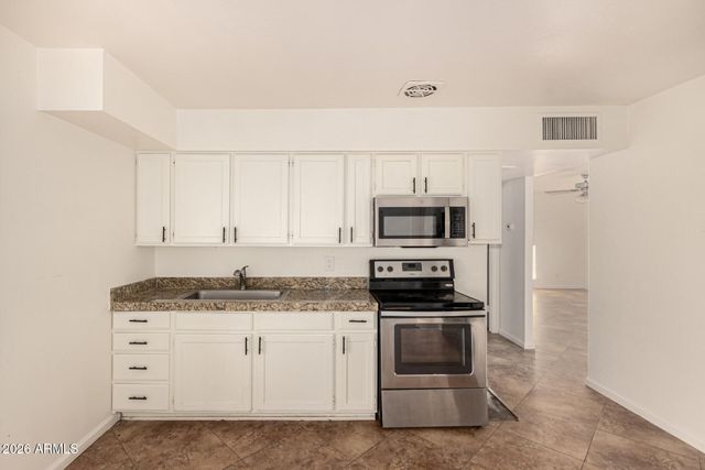 7518 W WHITTON Avenue, Phoenix, AZ 85033