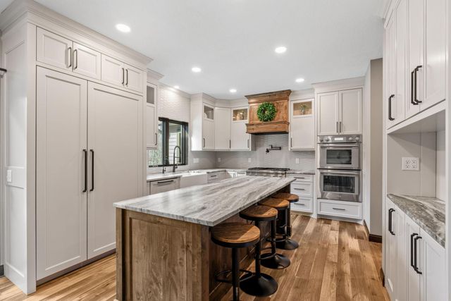 2801 Woods Trail N, Burnsville, MN 55306