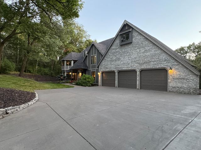 2801 Woods Trail N, Burnsville, MN 55306