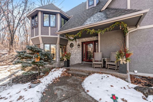 2801 Woods Trail N, Burnsville, MN 55306