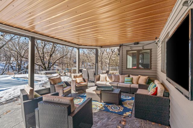 2801 Woods Trail N, Burnsville, MN 55306