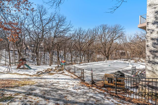 2801 Woods Trail N, Burnsville, MN 55306