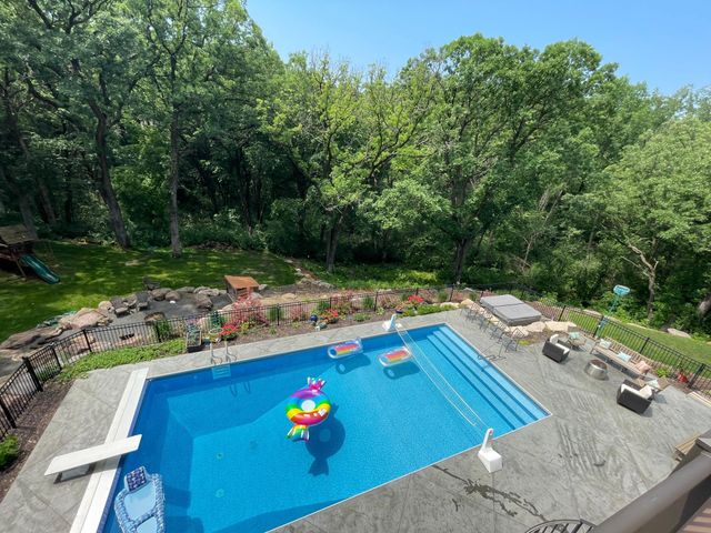 2801 Woods Trail N, Burnsville, MN 55306