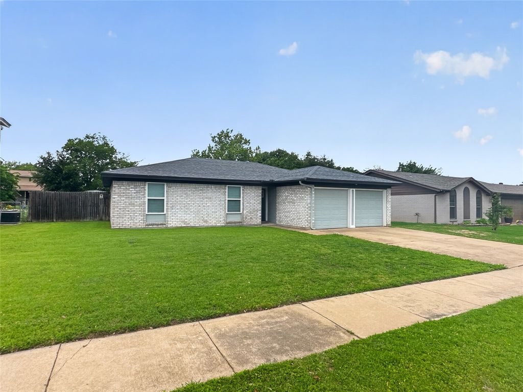 109 N Heights Drive, Crowley, TX 76036