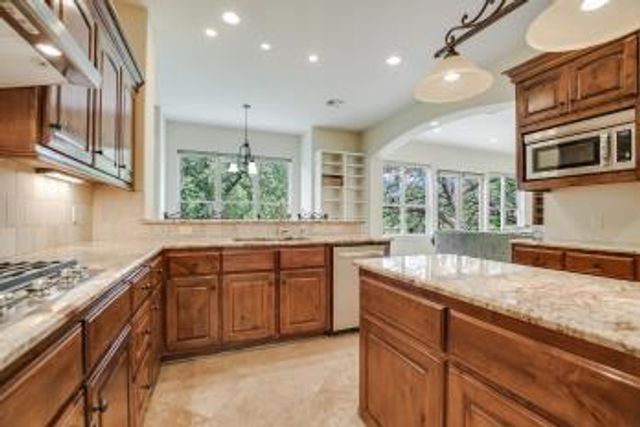 2401 Sailpoint DR, Spicewood, TX 78669