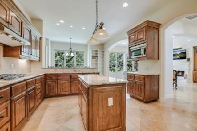 2401 Sailpoint DR, Spicewood, TX 78669