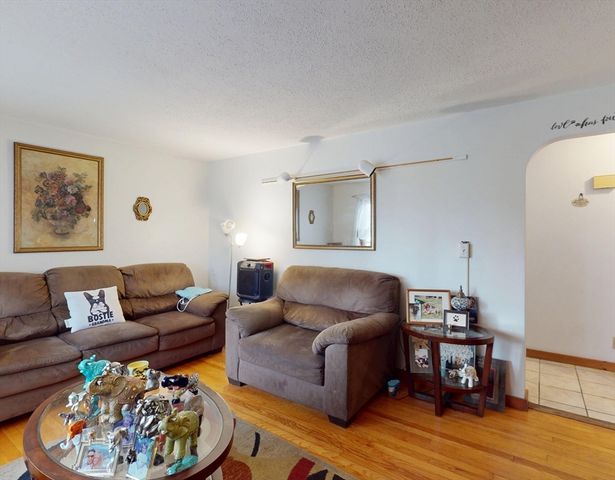 106 Merida St, Springfield, MA 01104