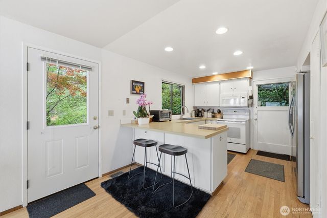 500 W Lake Sammamish Parkway NE, Bellevue, WA 98008