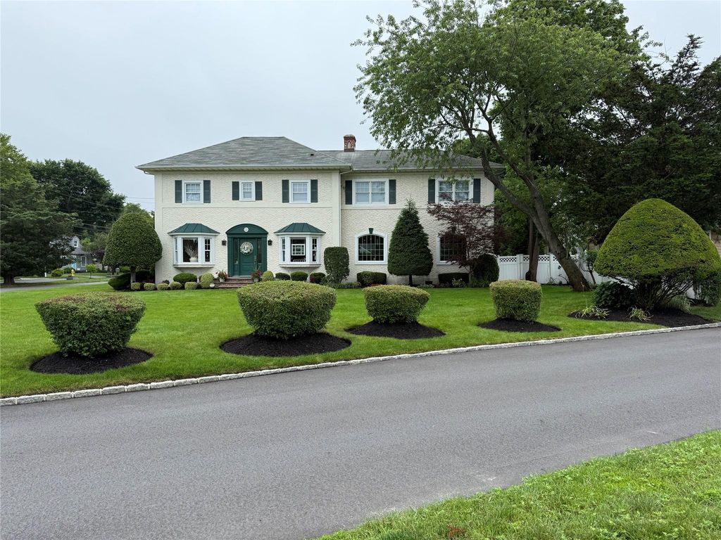 1 Bayview Avenue, Islip, NY 11751