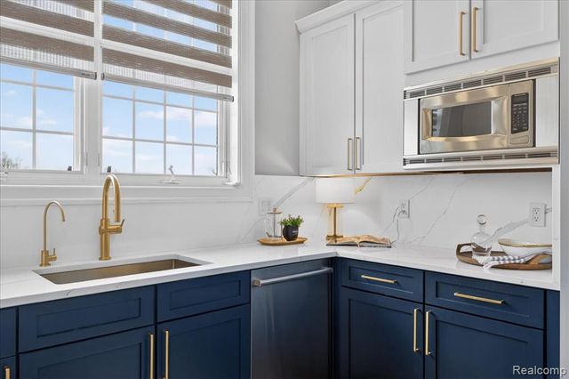 801 W Ann Arbor Trail 301, Plymouth, MI 48170