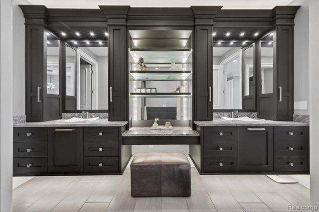 801 W Ann Arbor Trail 301, Plymouth, MI 48170