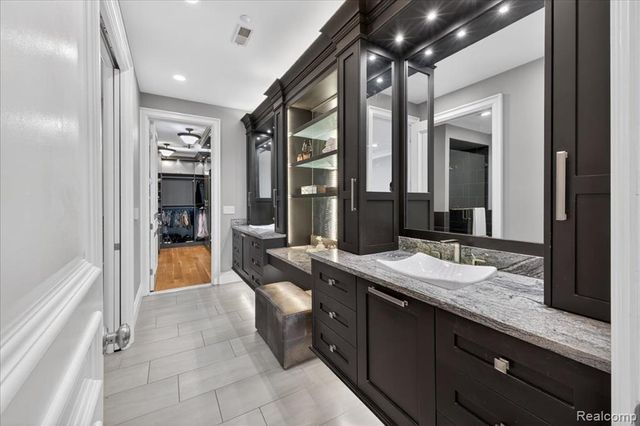 801 W Ann Arbor Trail 301, Plymouth, MI 48170