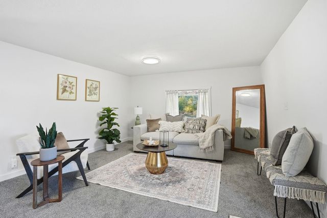 3015 E Center Rd, Mead, WA 99021