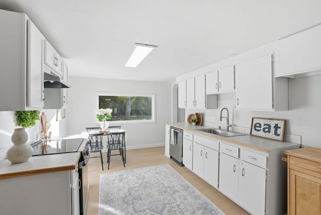 3015 E Center Rd, Mead, WA 99021