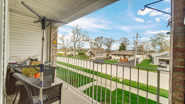 18216 Lange Street 2E, Lansing, IL 60438
