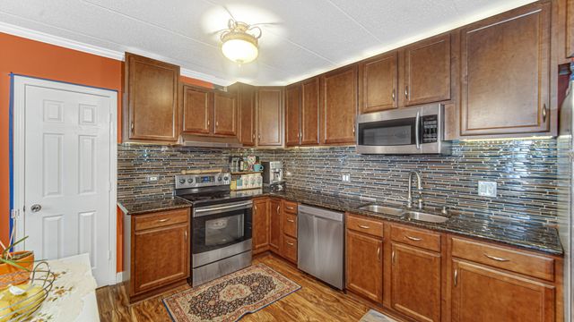 18216 Lange Street 2E, Lansing, IL 60438