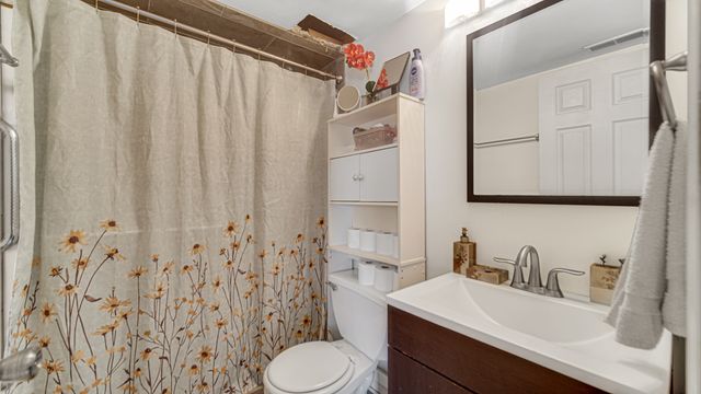 18216 Lange Street 2E, Lansing, IL 60438
