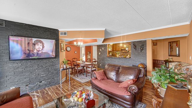 18216 Lange Street 2E, Lansing, IL 60438