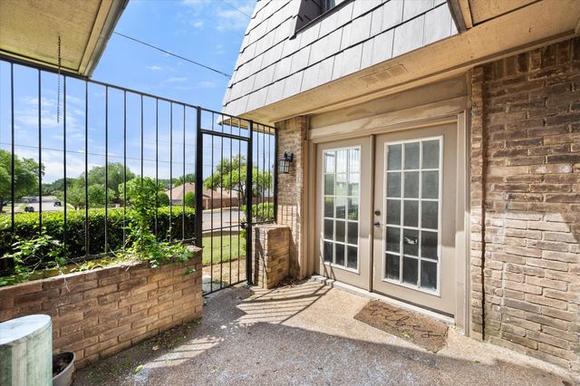 207 E Harwood Road 10, Euless, TX 76039