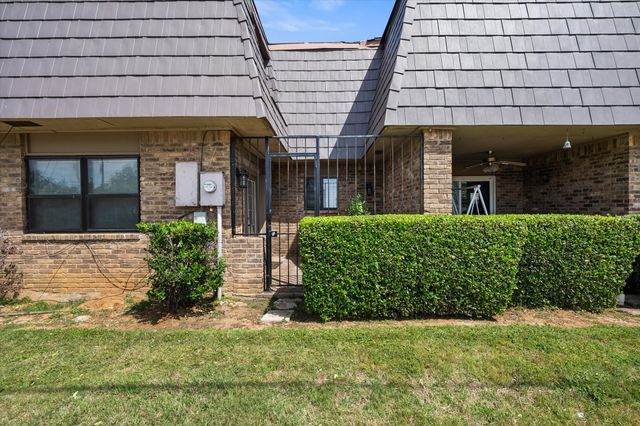 207 E Harwood Road 10, Euless, TX 76039