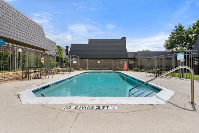 207 E Harwood Road 10, Euless, TX 76039