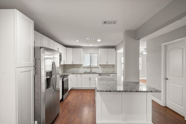 207 E Harwood Road 10, Euless, TX 76039