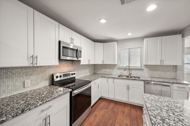 207 E Harwood Road 10, Euless, TX 76039