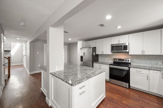 207 E Harwood Road 10, Euless, TX 76039