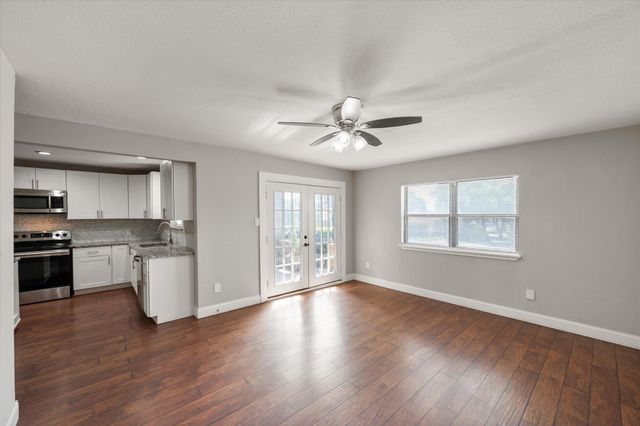 207 E Harwood Road 10, Euless, TX 76039