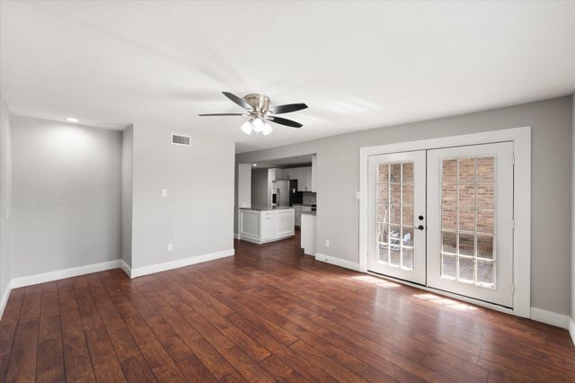 207 E Harwood Road 10, Euless, TX 76039