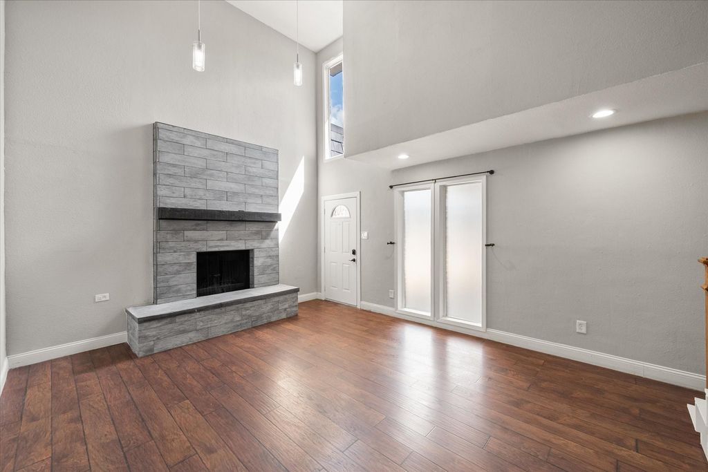 207 E Harwood Road 10, Euless, TX 76039