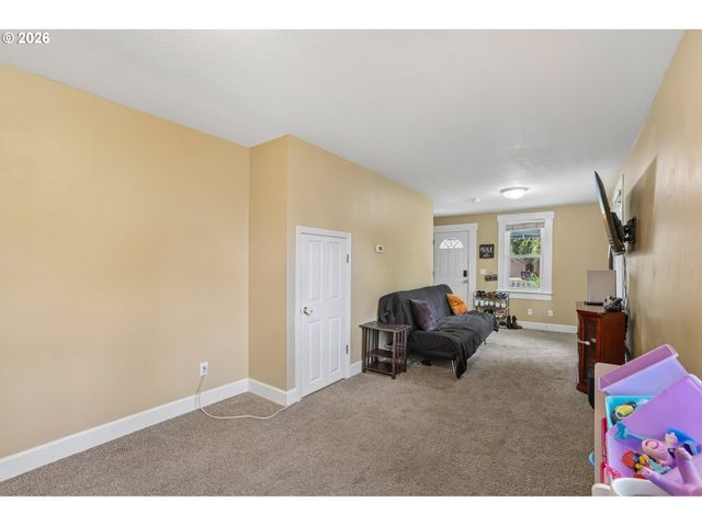 216 Se TOWNSHIP Rd, Canby, OR 97013
