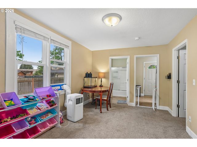 216 Se TOWNSHIP Rd, Canby, OR 97013