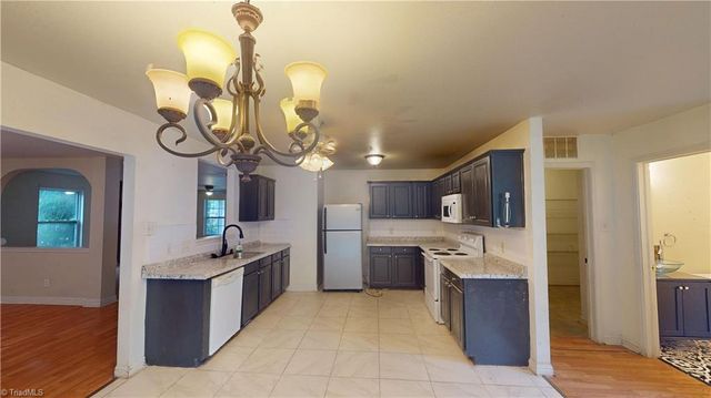 4209 Oak Pointe Drive, Winston-salem, NC 27105