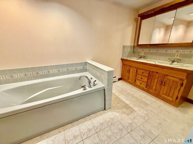 164 Quanopaug Trail, Woodbury, CT 06798