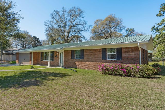 653 NE Golf Course Drive, Fort Walton Beach, FL 32547