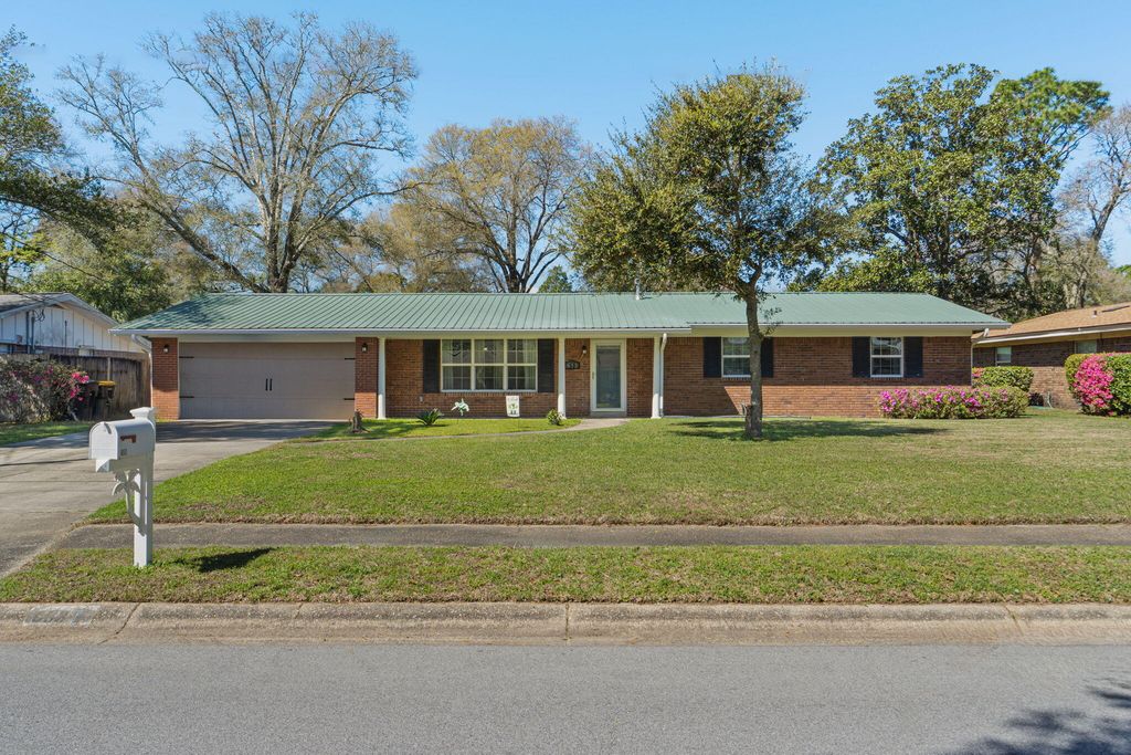 653 NE Golf Course Drive, Fort Walton Beach, FL 32547