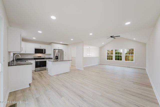 200 Rock Ridge Rd, Brandenburg, KY 40108