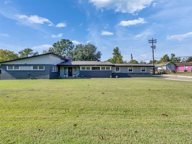2011 Durrain Ferry Road, Baytown, TX 77520