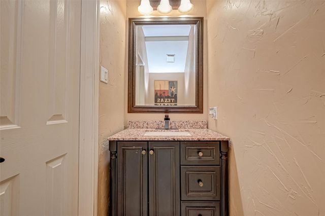 11 Gabled Pines Place, The Woodlands, TX 77382