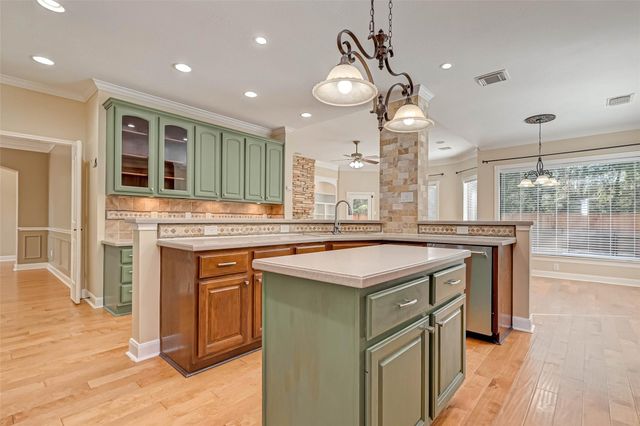 11 Gabled Pines Place, The Woodlands, TX 77382