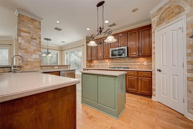 11 Gabled Pines Place, The Woodlands, TX 77382