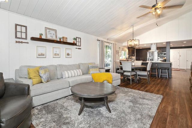 105 W Bolton Rd, Oakley, CA 94561