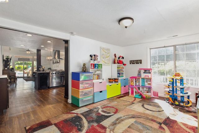 105 W Bolton Rd, Oakley, CA 94561