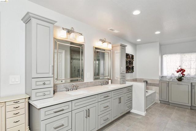 105 W Bolton Rd, Oakley, CA 94561