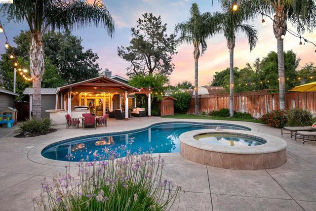 105 W Bolton Rd, Oakley, CA 94561